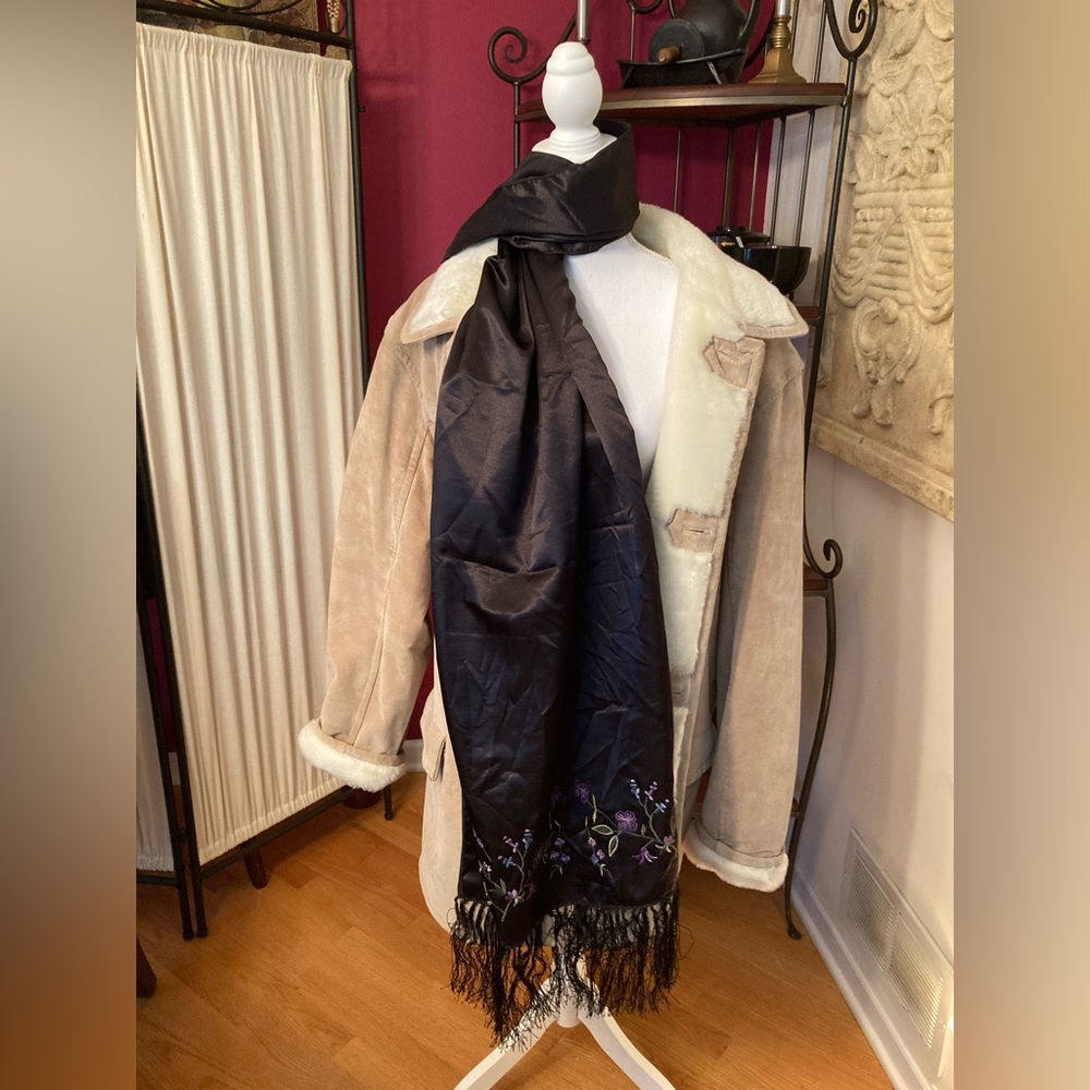 Embroidered scarf - Picture 2 of 3